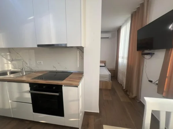Tirane, jepet me qera apartament 1+1 Kati 9, 40 m² 500 € (Sheshi Willson)