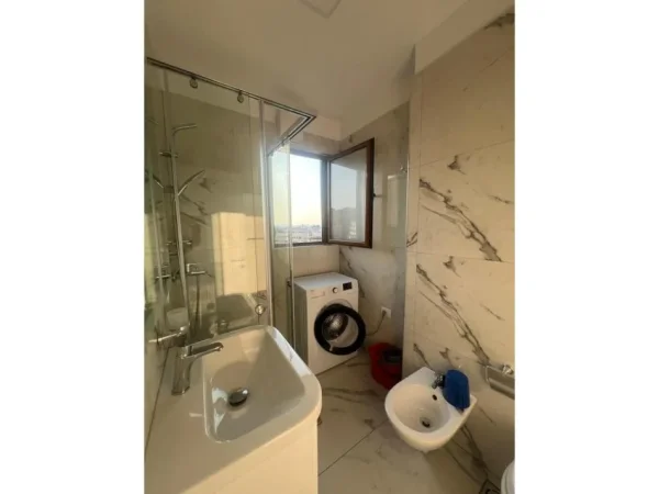 Tirane, jepet me qera apartament 1+1 Kati 9, 40 m² 500 € (Sheshi Willson)