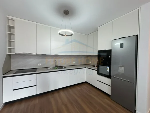 Tirane, jepet me qera apartament 2+1+Ballkon Kati 3, 91 m² 850 € (Shkolla e Kuqe, Pazari i Ri)