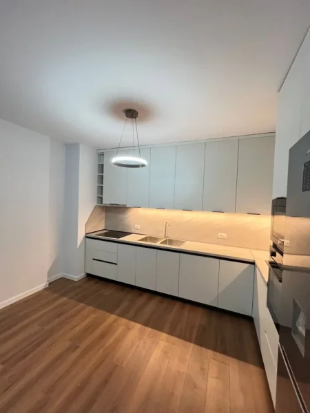 Tirane, jepet me qera apartament 2+1 Kati 3, 92 m² 850 € (Tek Rruga Riza Cerova, prane Kishes Ungjillore)