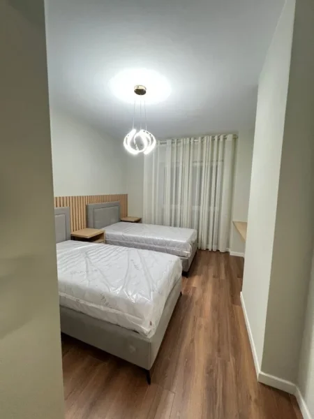 Tirane, jepet me qera apartament 2+1 Kati 3, 92 m² 850 € (Tek Rruga Riza Cerova, prane Kishes Ungjillore)