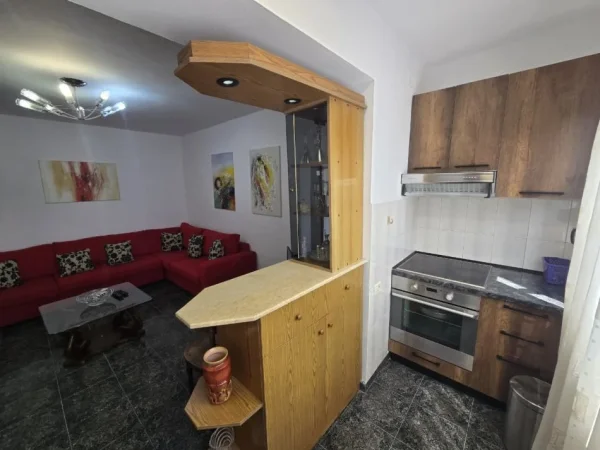 Tirane, jepet me qera apartament 1+1 Kati 3, 450 € 