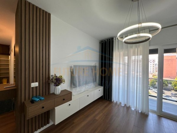 Tirane, jepet me qera apartament 2+1 Kati 3, 91 m² 850 € (Shkolla e Kuqe, Pazari i Ri)