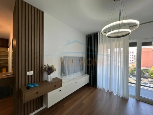 Tirane, jepet me qera apartament 2+1 Kati 3, 91 m² 850 € (Shkolla e Kuqe, Pazari i Ri)