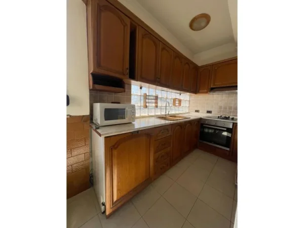 Tirane, jepet me qera apartament 2+1 Kati 9, 80 m² 600 € (Shkolla e Baletit , Rruga Petro Nini Luarasi)