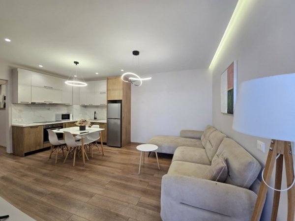 Tirane, jepet me qera apartament 2+1 Kati 11, 850 € 
