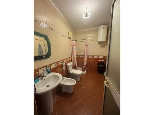 Tirane, jepet me qera apartament 2+1 Kati 9, 116 m² 670 € (Rruga e Barrikadave)