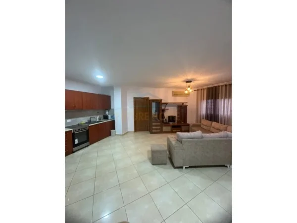 Tirane, jepet me qera apartament 2+1 Kati 9, 116 m² 670 € (Rruga e Barrikadave)
