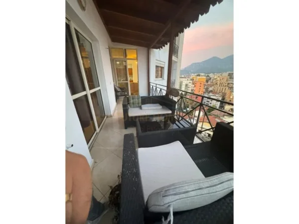 Tirane, jepet me qera apartament 2+1 Kati 9, 116 m² 670 € (Rruga e Barrikadave)