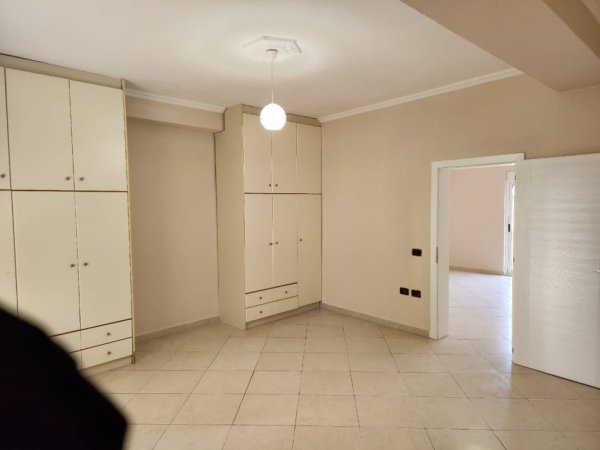 Durres, shitet apartament 2+1 Kati 1, 110 m² (QENDER, MARKATA)