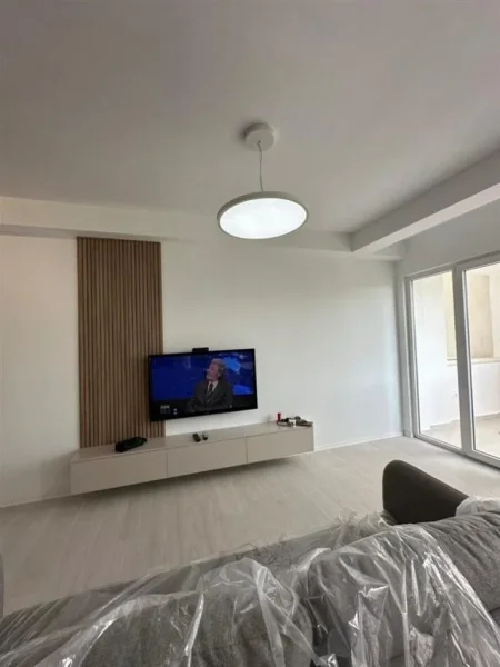 Tirane, jepet me qera apartament 2+1+Ballkon Kati 8, 98 m² 700 € (River Residence)