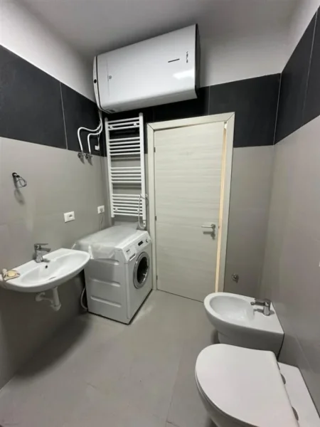 Tirane, jepet me qera apartament 2+1+Ballkon Kati 8, 98 m² 700 € (River Residence)