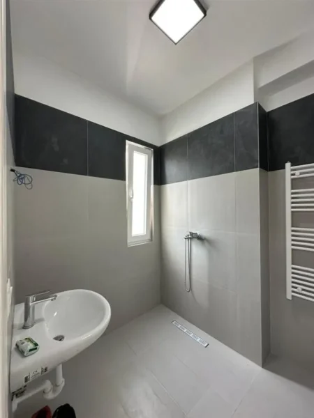 Tirane, jepet me qera apartament 2+1+Ballkon Kati 8, 98 m² 700 € (River Residence)