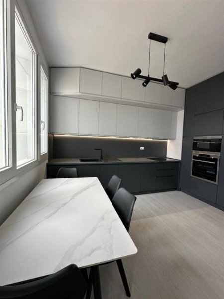 Tirane, jepet me qera apartament 2+1+Ballkon Kati 8, 98 m² 700 € (River Residence)