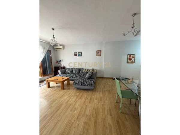 Tirane, jepet me qera apartament 2+1 Kati 3, 140 m² 500 € (Laprake)
