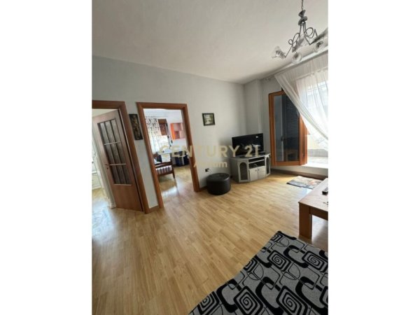 Tirane, jepet me qera apartament 2+1 Kati 3, 140 m² 500 € (Laprake)