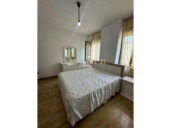 Tirane, jepet me qera apartament 2+1 Kati 3, 140 m² 500 € (Laprake)