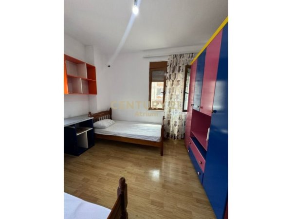 Tirane, jepet me qera apartament 2+1 Kati 3, 140 m² 500 € (Laprake)