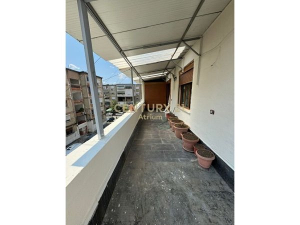 Tirane, jepet me qera apartament 2+1 Kati 3, 140 m² 500 € (Laprake)