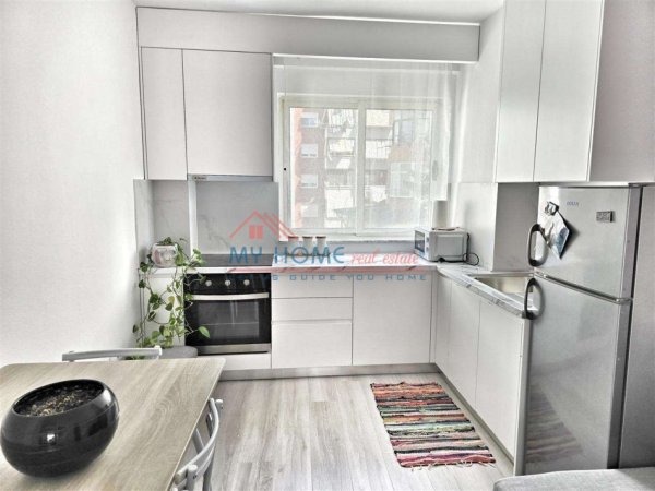 Tirane, jepet me qera apartament 1+1+Ballkon Kati 2, 65 m² 600 € (Pazari i Ri)