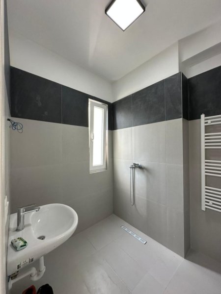 Tirane, jepet me qera apartament 2+1+Ballkon Kati 8, 96 m² 700 € (River Residence)
