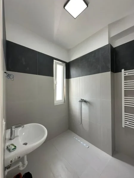 Tirane, jepet me qera apartament 2+1+Ballkon Kati 8, 96 m² 700 € (River Residence)