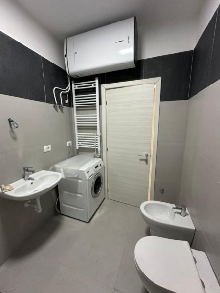 Tirane, jepet me qera apartament 2+1+Ballkon Kati 8, 96 m² 700 € (River Residence)