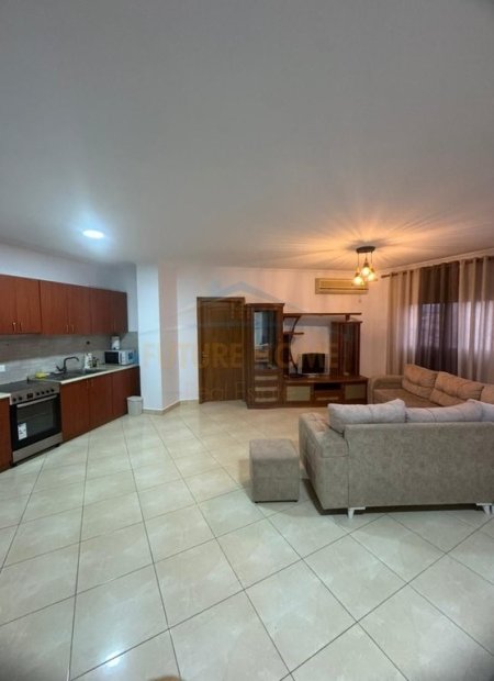 Tirane, jepet me qera apartament 2+1+Ballkon Kati 9, 116 m² 670 € (Rruga e Barrikadave)