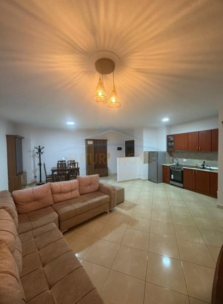 Tirane, jepet me qera apartament 2+1+Ballkon Kati 9, 116 m² 670 € (Rruga e Barrikadave)