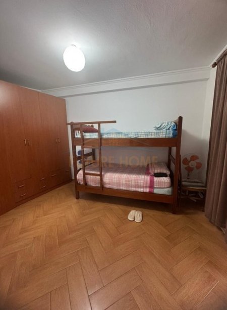 Tirane, jepet me qera apartament 2+1+Ballkon Kati 9, 116 m² 670 € (Rruga e Barrikadave)