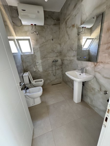 Tirane, jepet me qera apartament 2+1+Ballkon Kati 2, 65 m² 350 € (rruga kristo kristidhi)