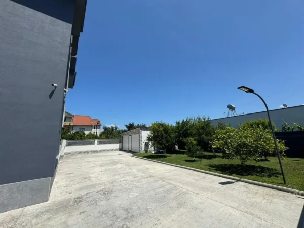 Tirane, jepet me qera apartament 3 Katshe Kati 0, 370 m² 2.000 € (PAS QTU)