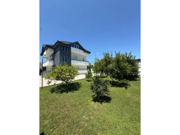 Tirane, jepet me qera apartament 3 Katshe Kati 0, 370 m² 2.000 € (PAS QTU)