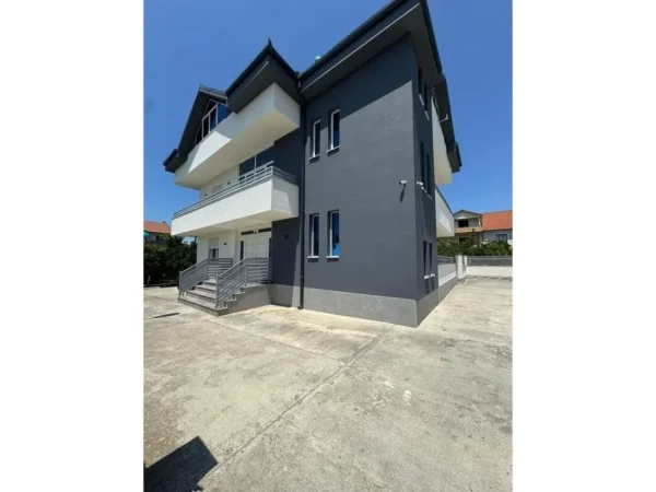 Tirane, jepet me qera apartament 3 Katshe Kati 0, 370 m² 2.000 € (PAS QTU)