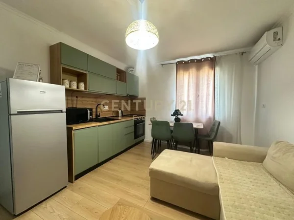 Tirane, jepet me qera apartament 1+1 Kati 4, 48 m² 650 € (PAZARI I RI)