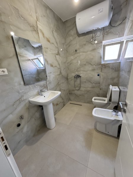 Tirane, jepet me qera apartament 2+1+Ballkon Kati 2, 65 m² 350 € (rruga kristo kristidhi)