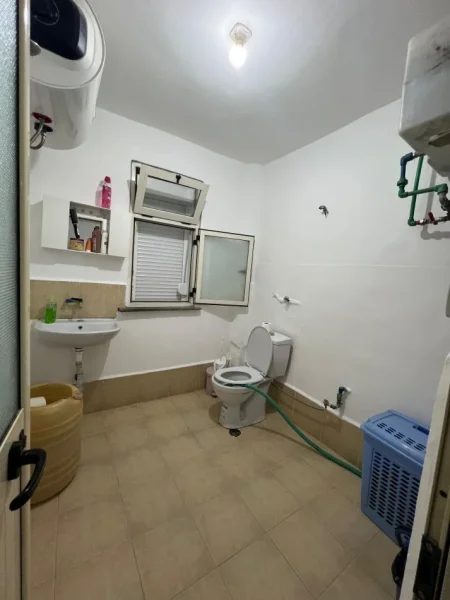 Tirane, jepet me qera apartament 2+1+Ballkon Kati 4, 550€  (Rruga Karl Gega, Stacioni i Trenit)