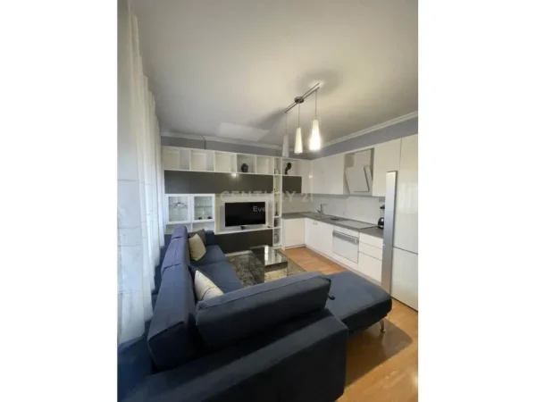 Tirane, jepet me qera apartament 1+1 Kati 6, 70 m² 500 € (RR. ALI DEMI)