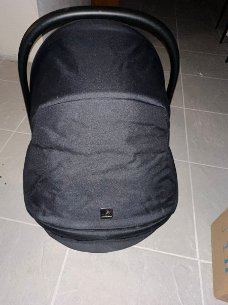 Tirane, shes karroce me tre pjese deri ne 3 vjec 200 €