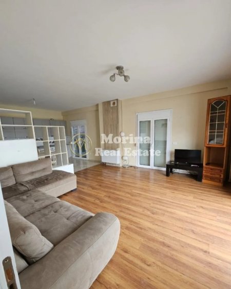 Tirane, jepet me qera apartament 3+1 Kati 3, 160 m² 550 € (Vilat Amerikane)