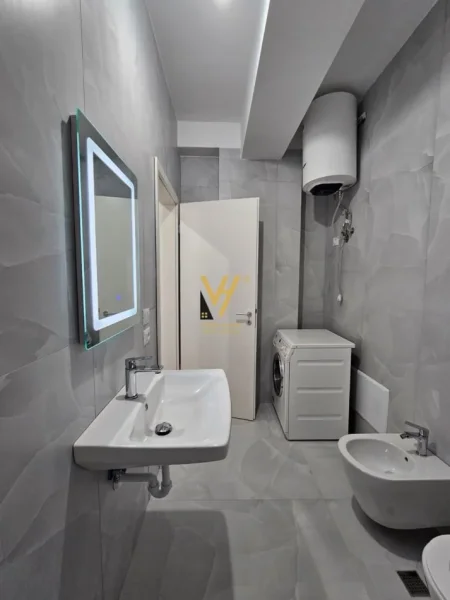 Tirane, jepet me qera apartament 1+1+Ballkon Kati 7, 65 m² 450 € (ALI DEMI)