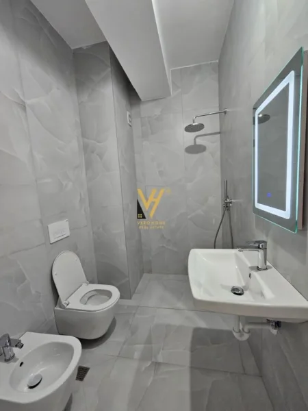 Tirane, jepet me qera apartament 1+1+Ballkon Kati 7, 65 m² 450 € (ALI DEMI)