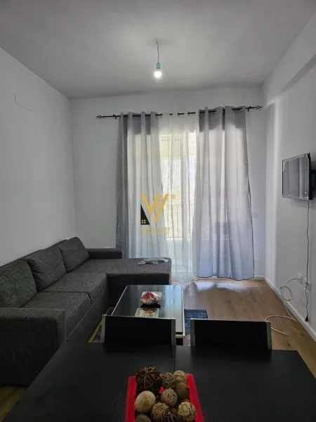 Tirane, jepet me qera apartament 1+1+Ballkon Kati 7, 65 m² 450 € (ALI DEMI)