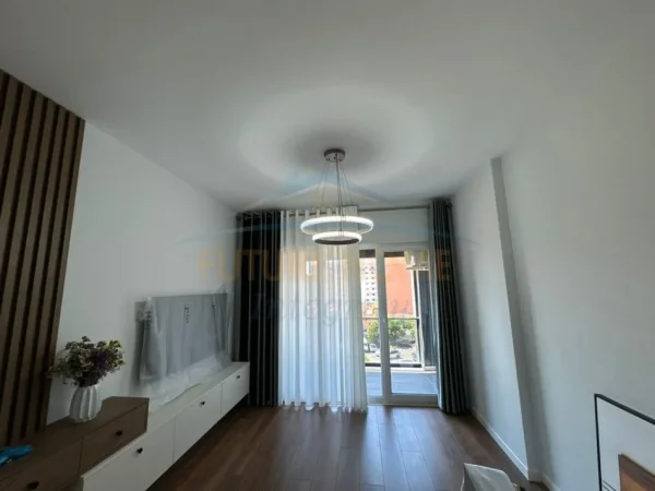 Tirane, jepet me qera apartament 2+1+Ballkon Kati 3, 850 € (shkolla e kuqe)