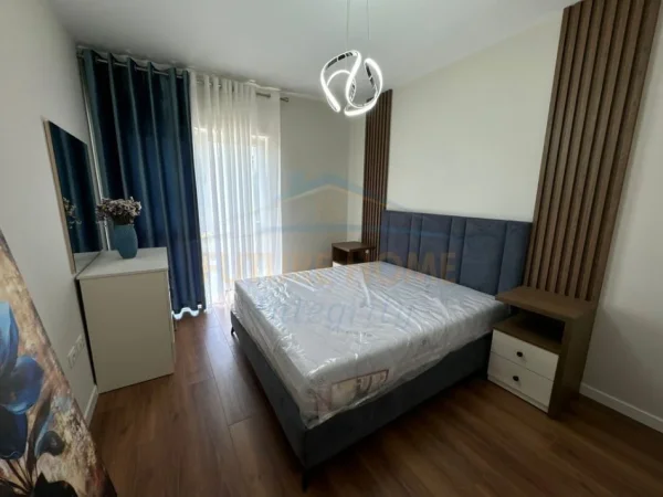 Tirane, jepet me qera apartament 2+1+Ballkon Kati 3, 850 € (shkolla e kuqe)