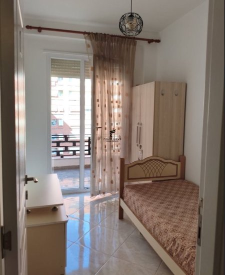 Tirane, jepet me qera apartament 2+1 Kati 7, 75 m² 500 € (GOLDEN PARK)
