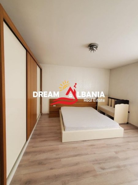 Tirane, jepet me qera apartament 2+1 Kati 4, 80 m² 600 € (Brryli)