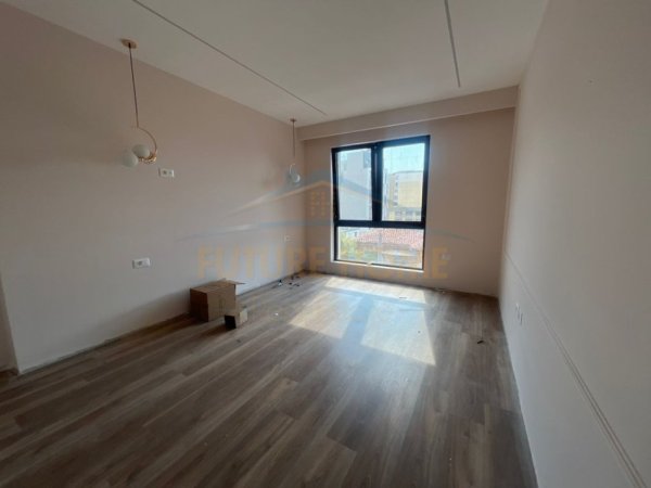 Tirane, jepet me qera apartament 2+1 Kati 2, 105 m² 750 € 