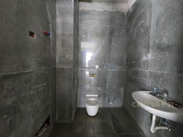 Tirane, jepet me qera ambjent biznesi Kati 1, 136 m² 2.500 € (Rruga e Kosovareve)