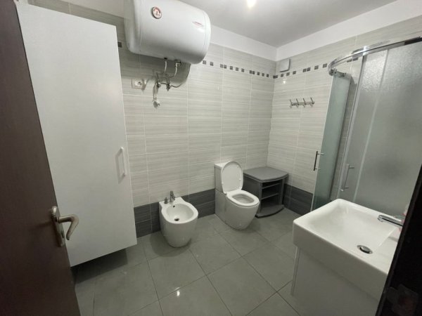 Tirane, jepet me qera apartament 2+1 Kati 3, 110 m² 500 € (Yzberisht)
